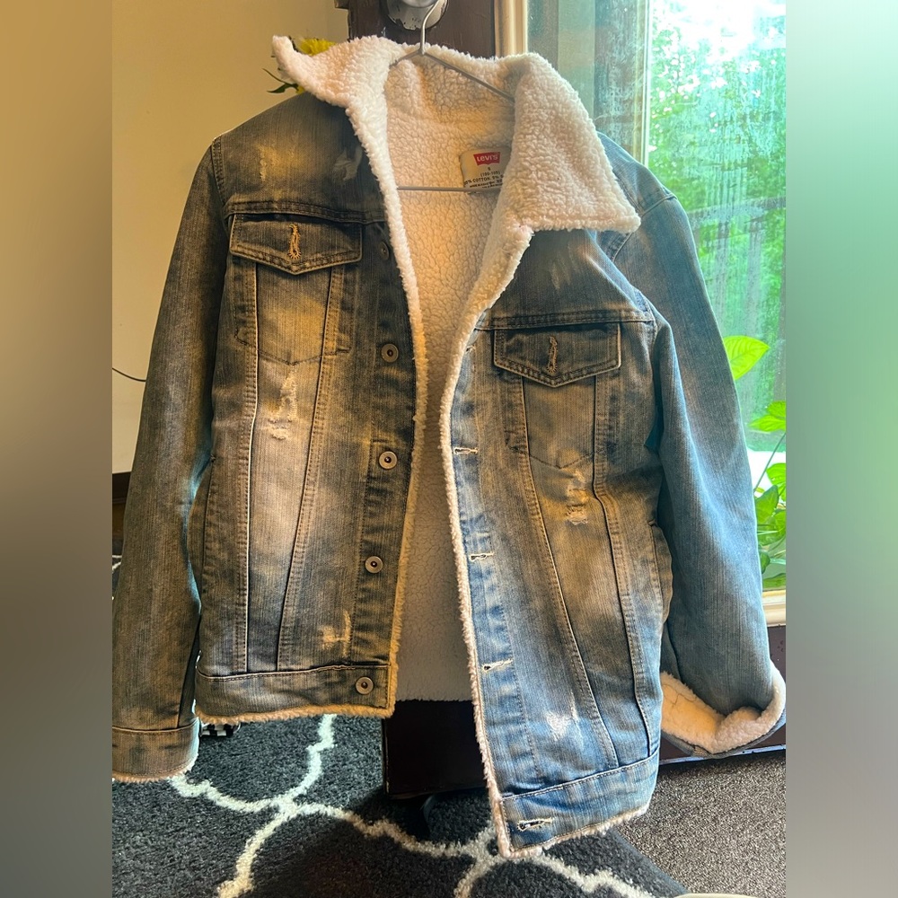 Levis unisex sherpa trucker denim jacket
Price: $30
Condition: Used - Like New